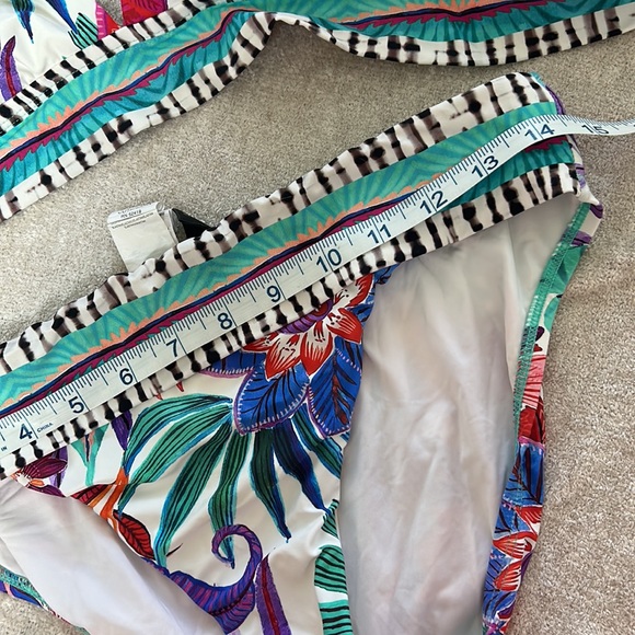 Bikini - Picture 3 of 4